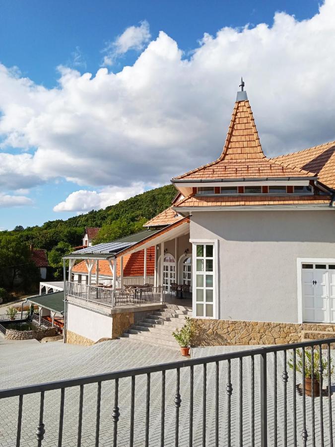 Fogado A Ket Toelgyfahoz Bed & Breakfast Sümeg Exterior foto