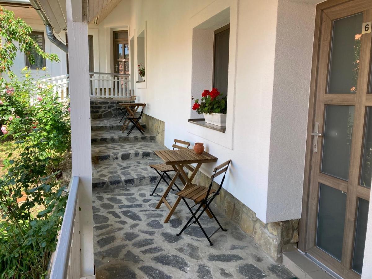 Fogado A Ket Toelgyfahoz Bed & Breakfast Sümeg Exterior foto